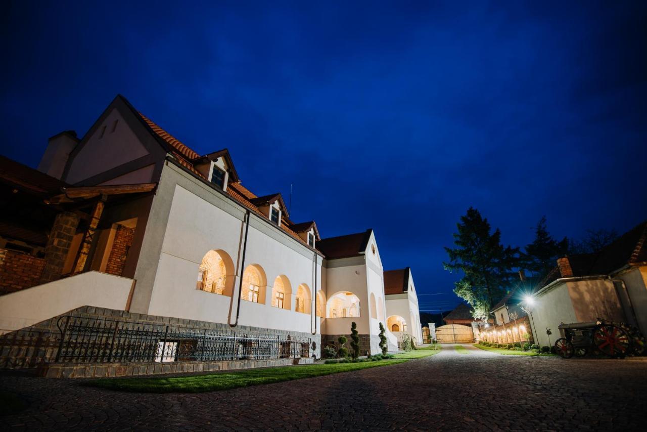 Molnos Kuria Pension Корунд Экстерьер фото