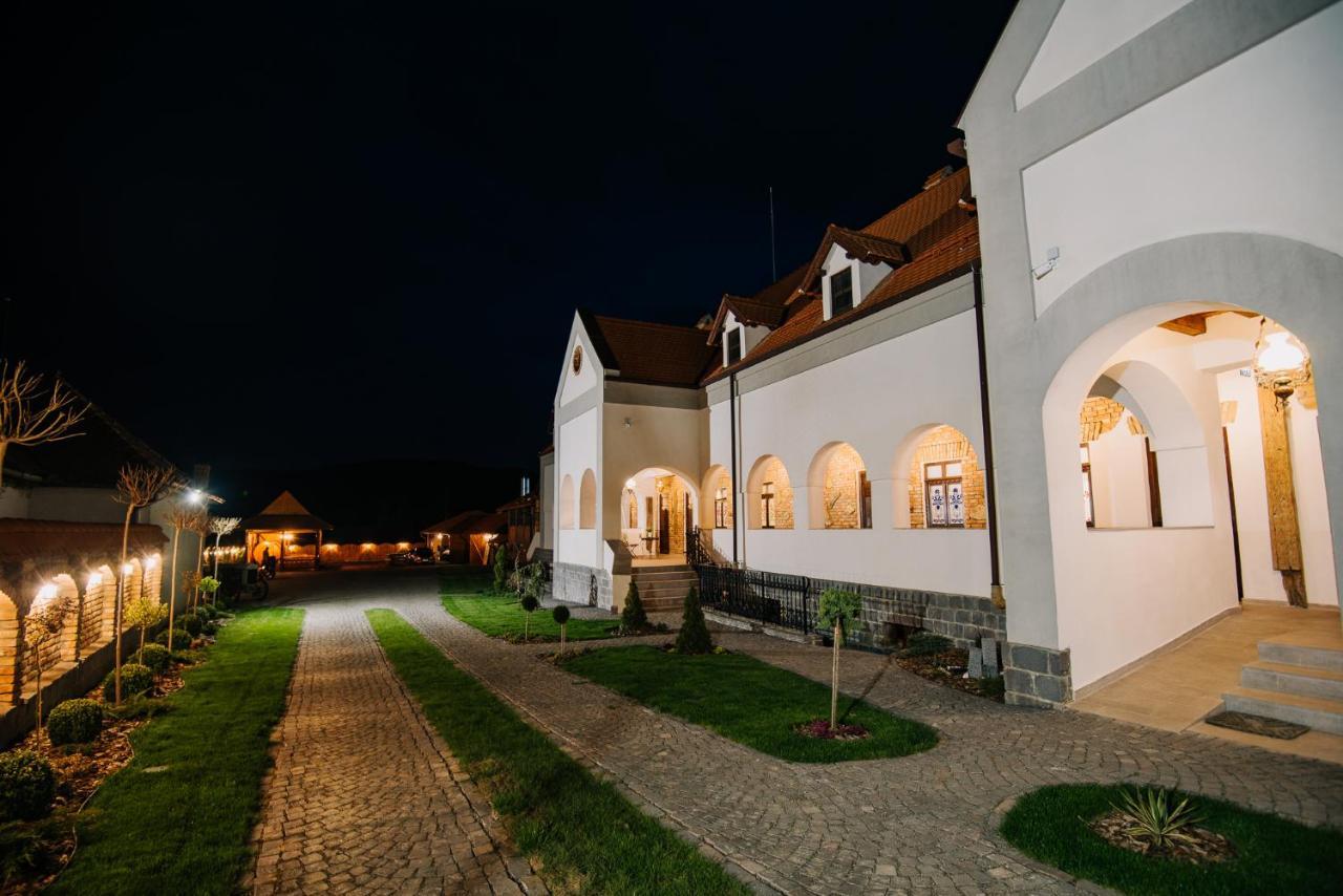 Molnos Kuria Pension Корунд Экстерьер фото