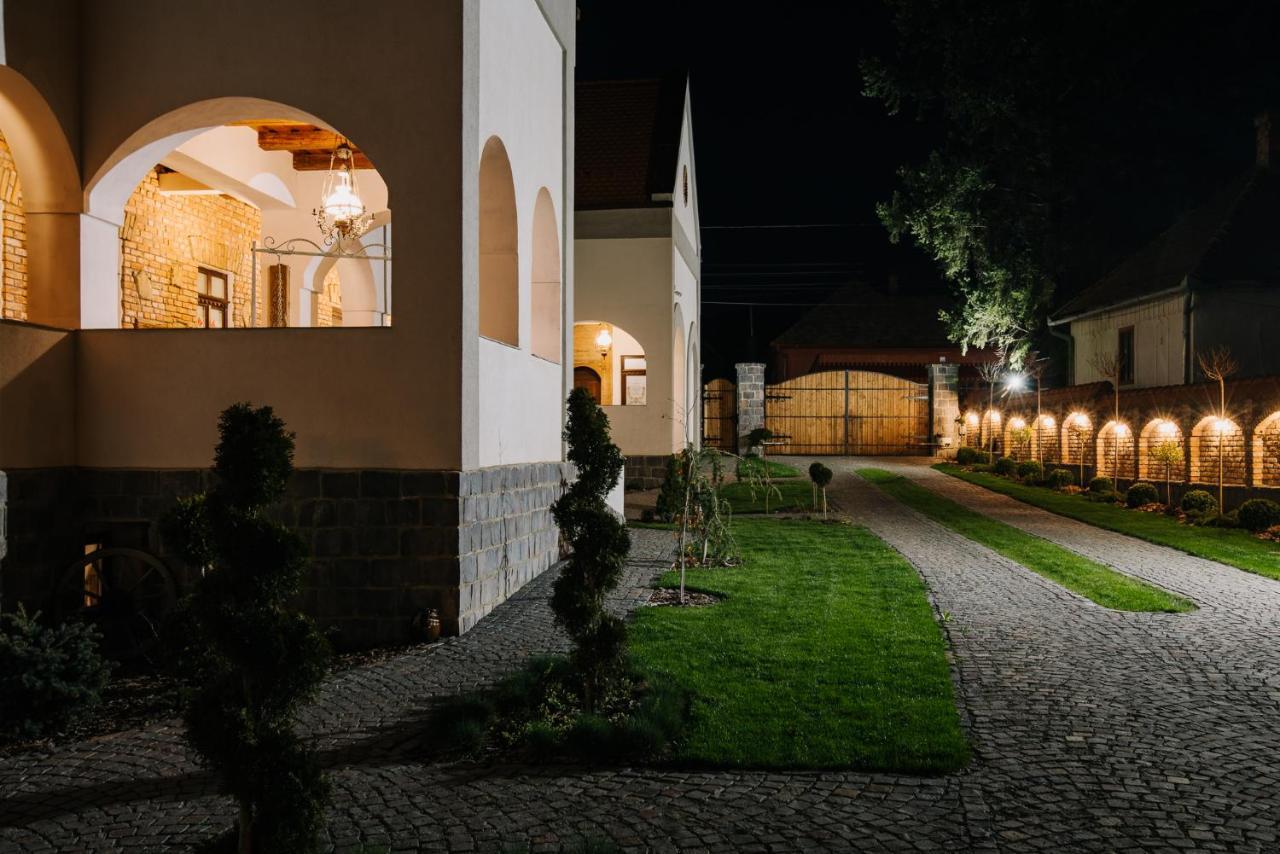 Molnos Kuria Pension Корунд Экстерьер фото