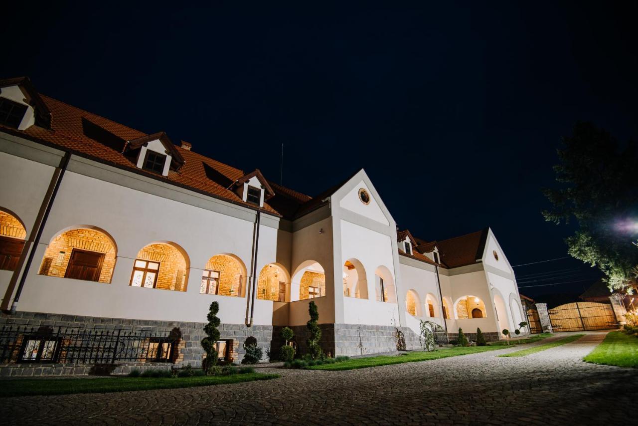 Molnos Kuria Pension Корунд Экстерьер фото