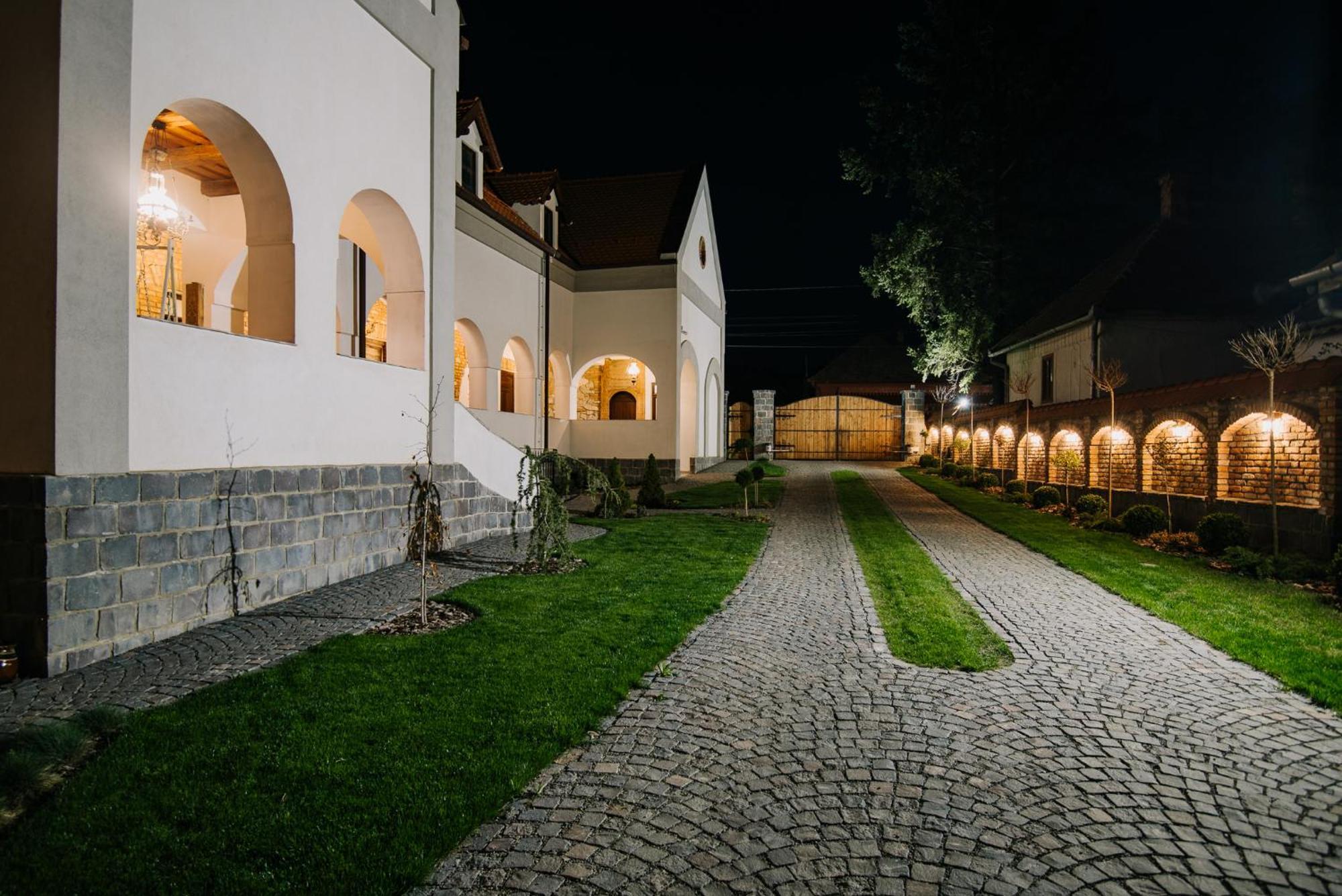 Molnos Kuria Pension Корунд Экстерьер фото