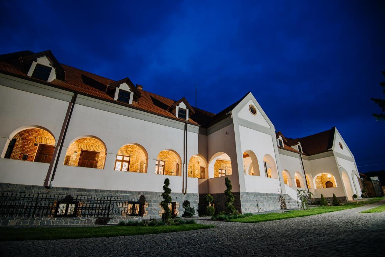 Molnos Kuria Pension Корунд Экстерьер фото
