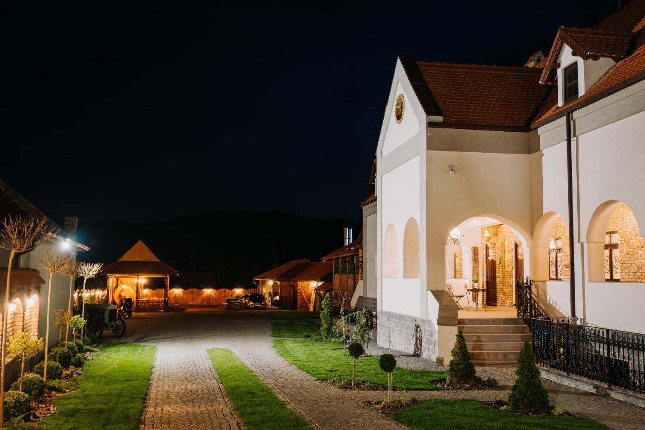 Molnos Kuria Pension Корунд Экстерьер фото