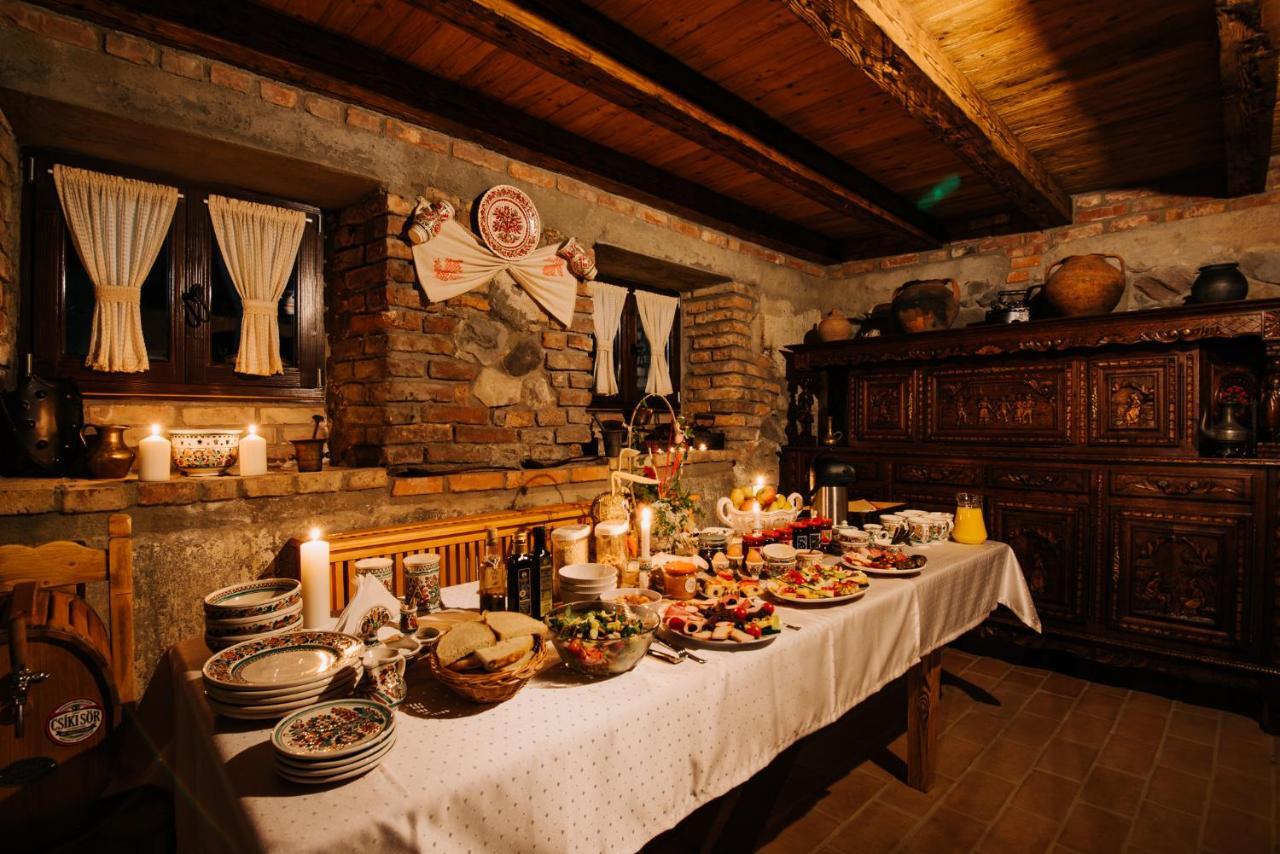 Molnos Kuria Pension Корунд Экстерьер фото
