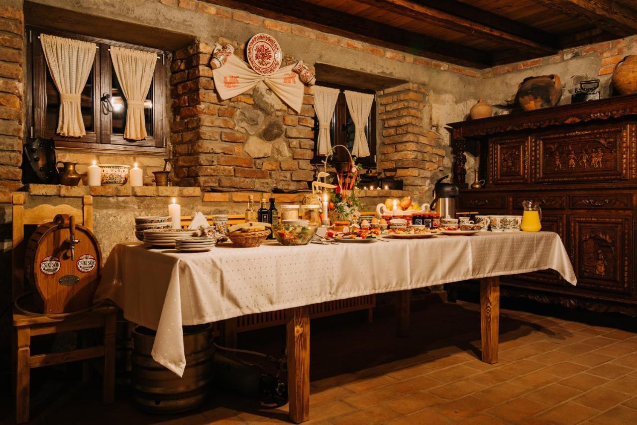 Molnos Kuria Pension Корунд Экстерьер фото